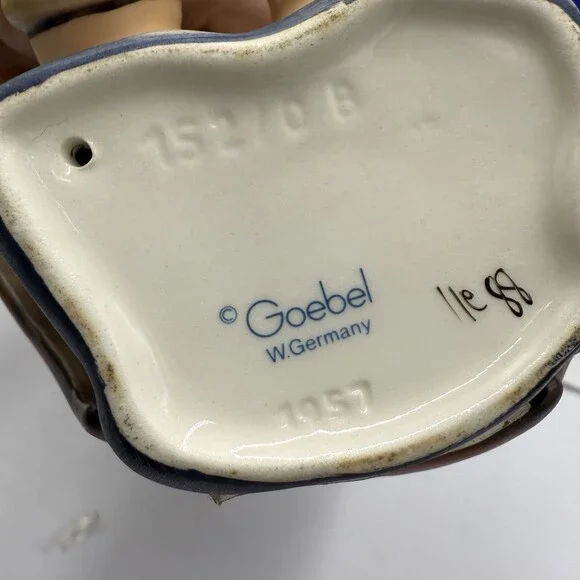 Goebel Hummel Umbrella Boy & Girl Porcelain Figurine 4 3/4” Germany Box /COA